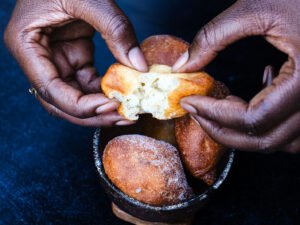 20 gblofotos (beignets à base de farine de blé)